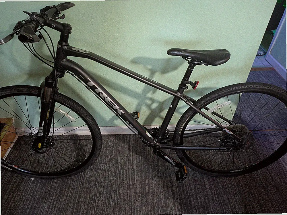 Trek Dual Sport 4 Hybrid Bike 700C 25in Aluminum Black Hydraulic Disc Front